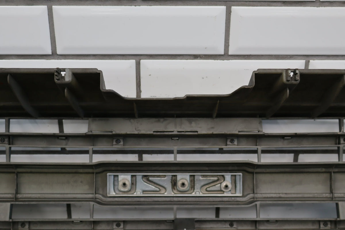 1998-2002 Isuzu Trooper Grille OEM