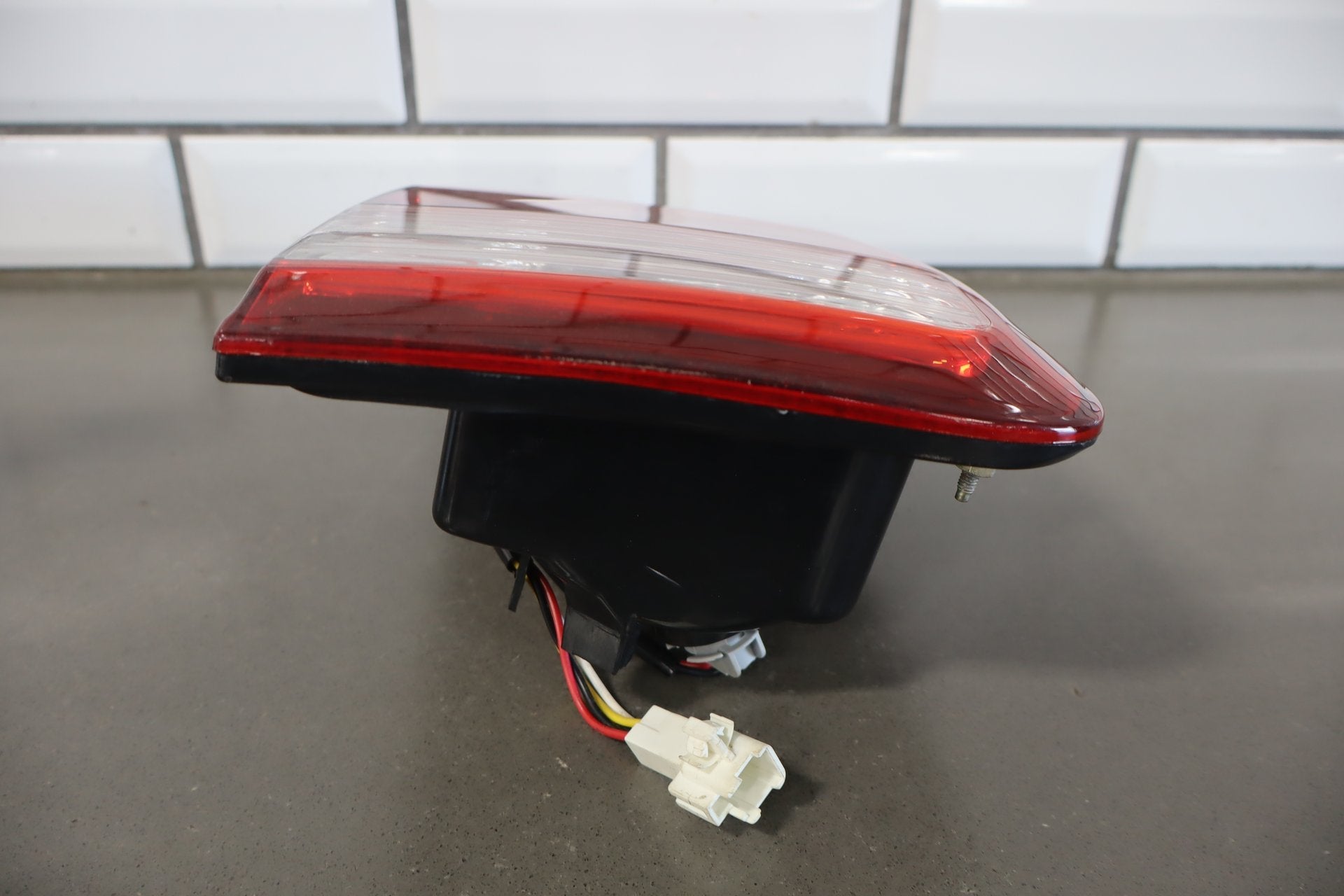 1998-2002 Lexus LX470 Driver Inner Left Tail Light 8159060070