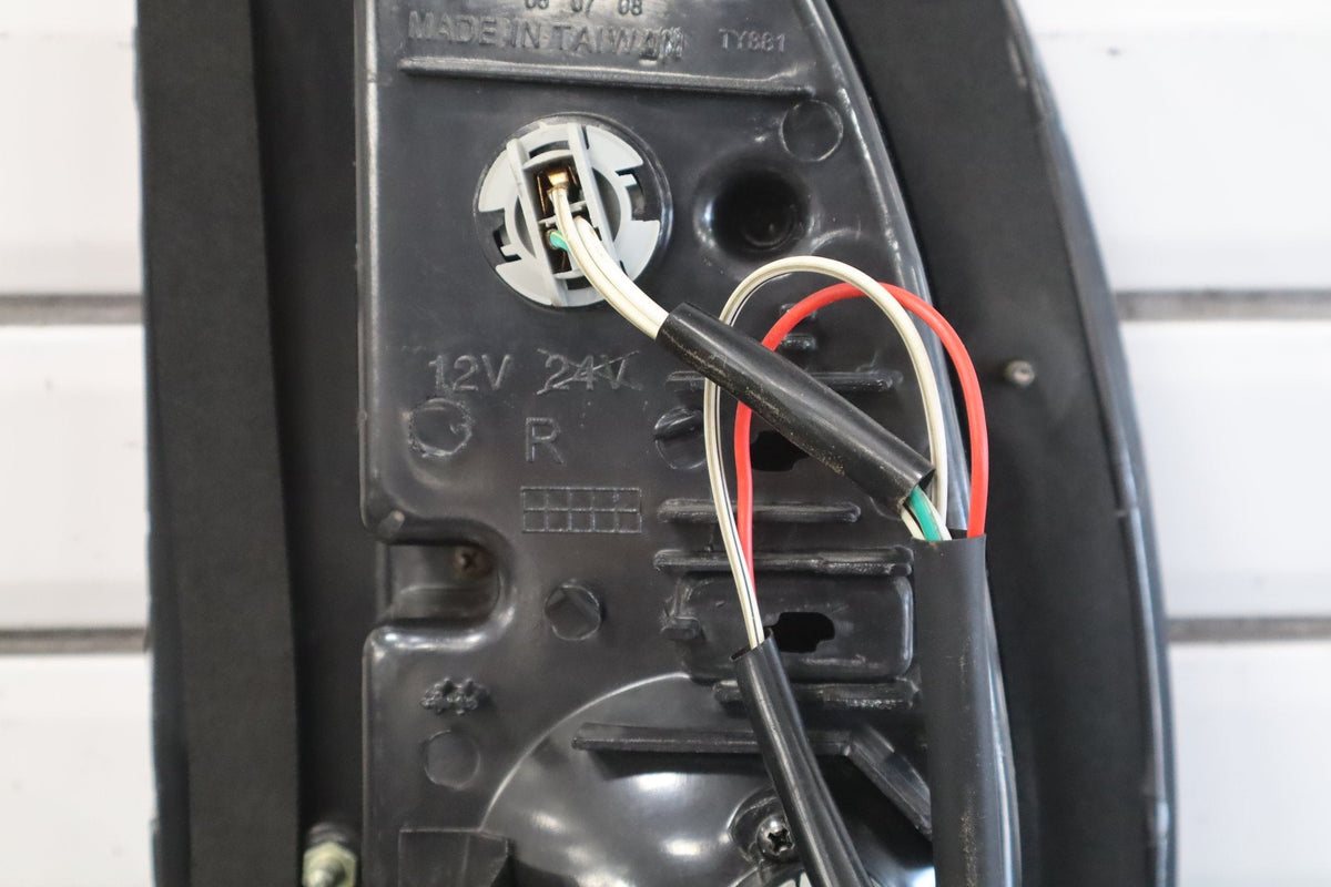1998-2002 Lexus LX470 Inner Right Tail Light 8158060040