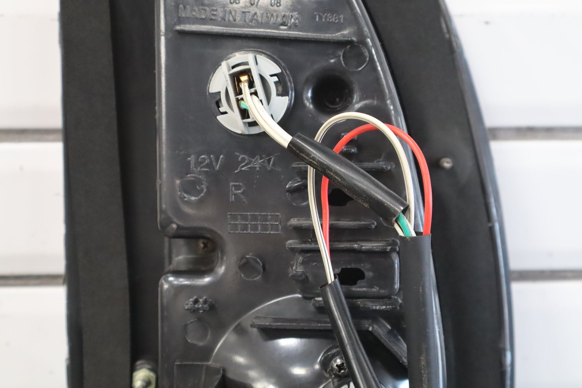 1998-2002 Lexus LX470 Inner Right Tail Light 8158060040