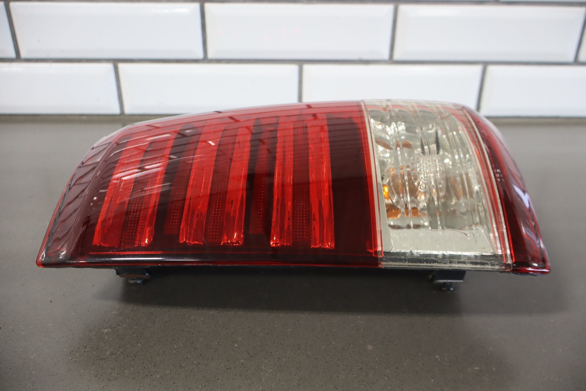 1998-2002 Lexus LX470 Outer Passenger Right Tail Light 8155060590