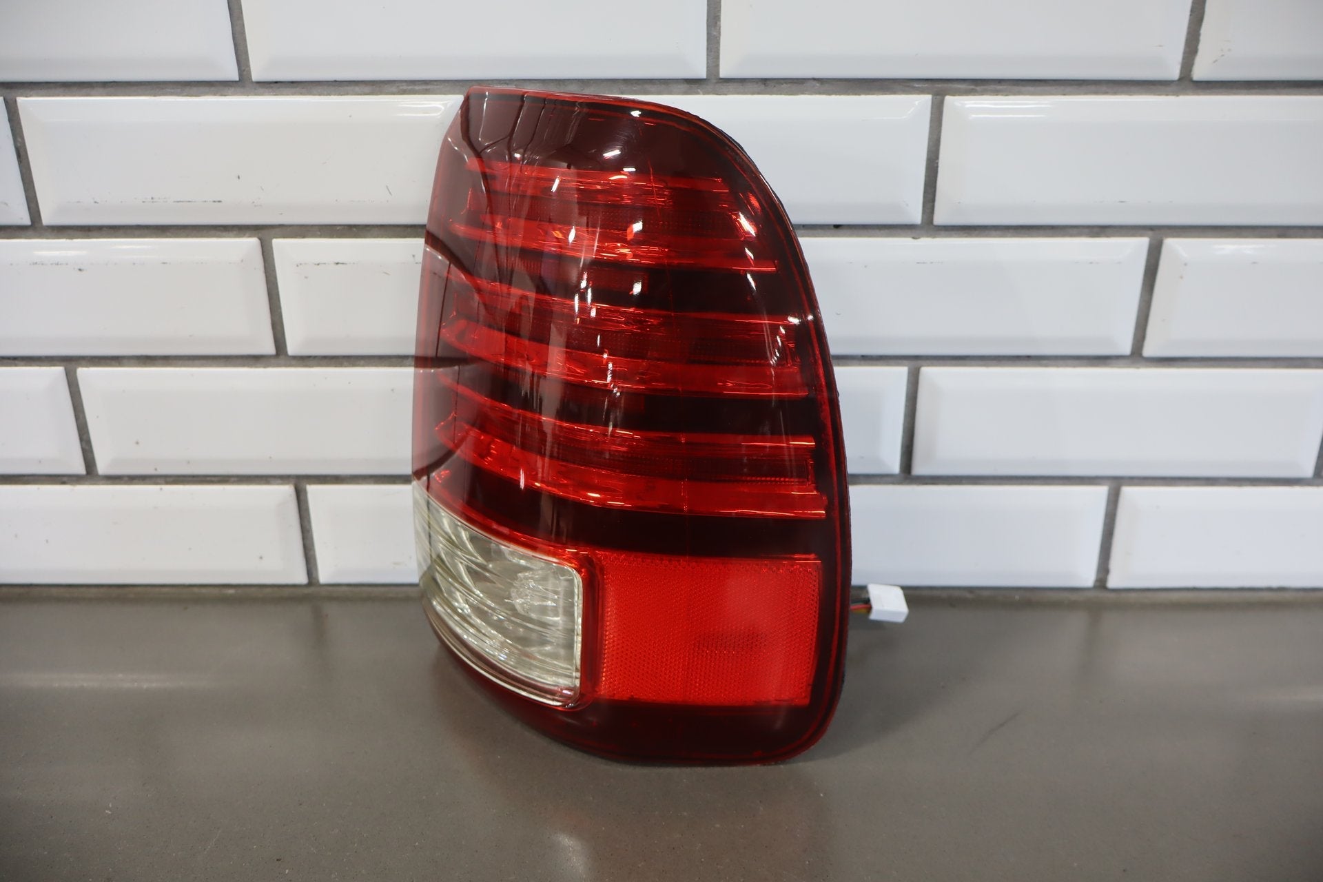 1998-2002 Lexus LX470 Outer Passenger Right Tail Light 8155060590