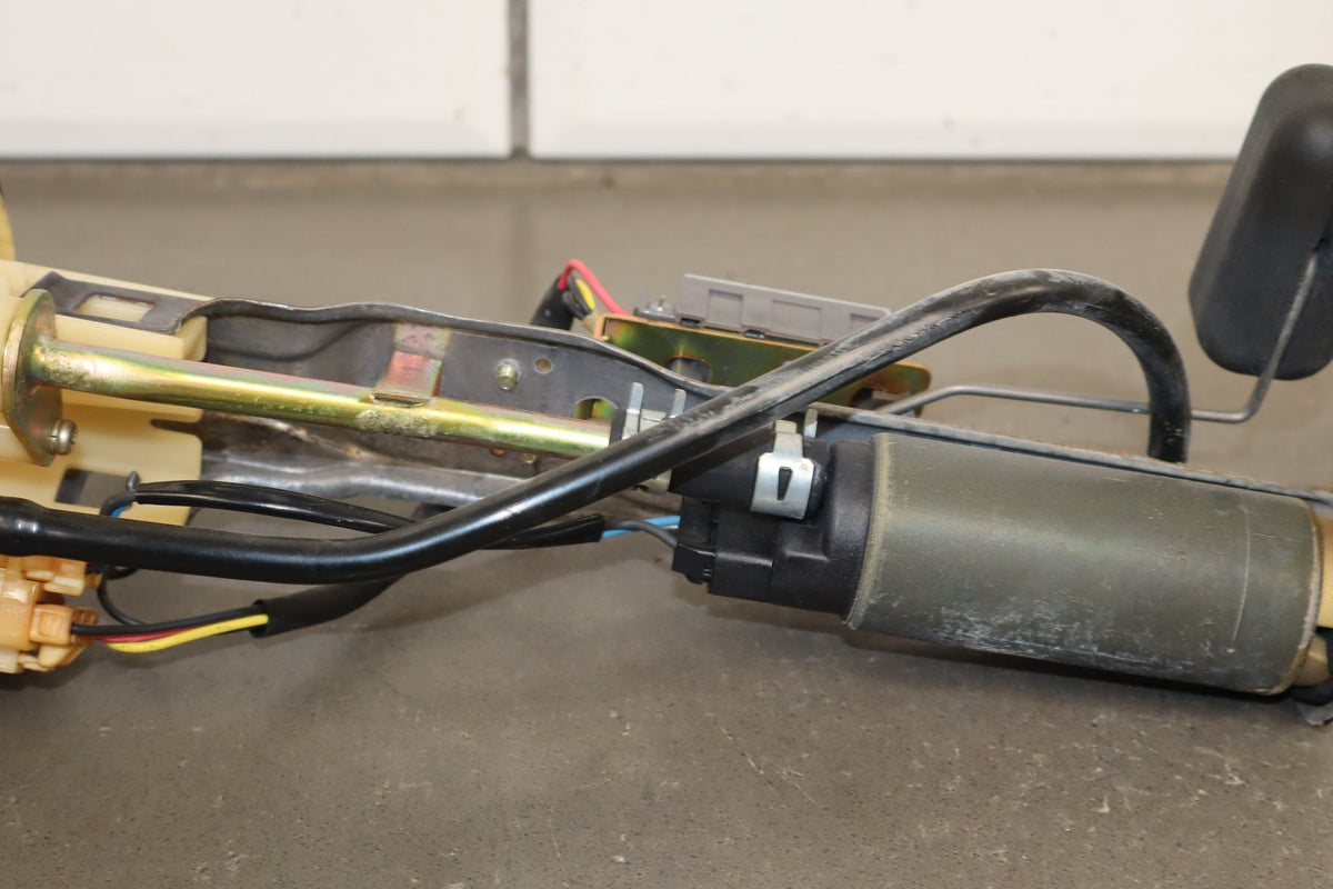 1998-2002 Toyota Land Cruiser Fuel Pump 2322166040