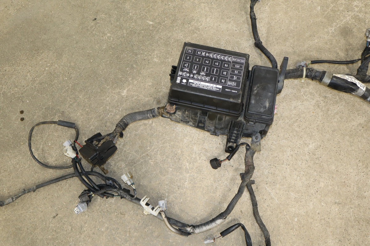 1998-2002 Toyota Land Cruiser Lexus LX470 4.7L 2UZ-FE Engine Fuse Box
