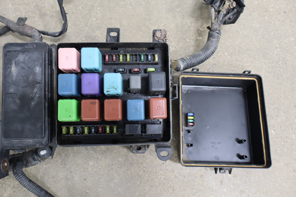 1998-2002 Toyota Land Cruiser Lexus LX470 4.7L 2UZ-FE Engine Fuse Box