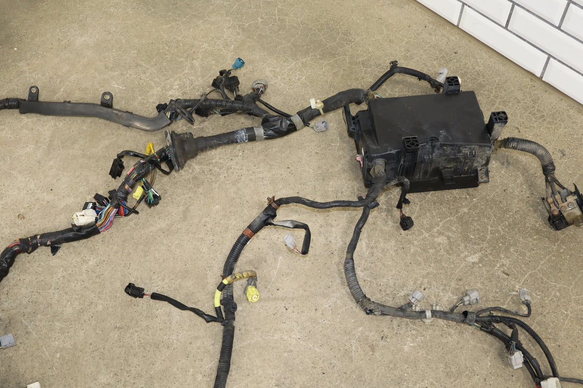1998-2002 Toyota Land Cruiser Lexus LX470 4.7L 2UZ-FE Engine Fuse Box