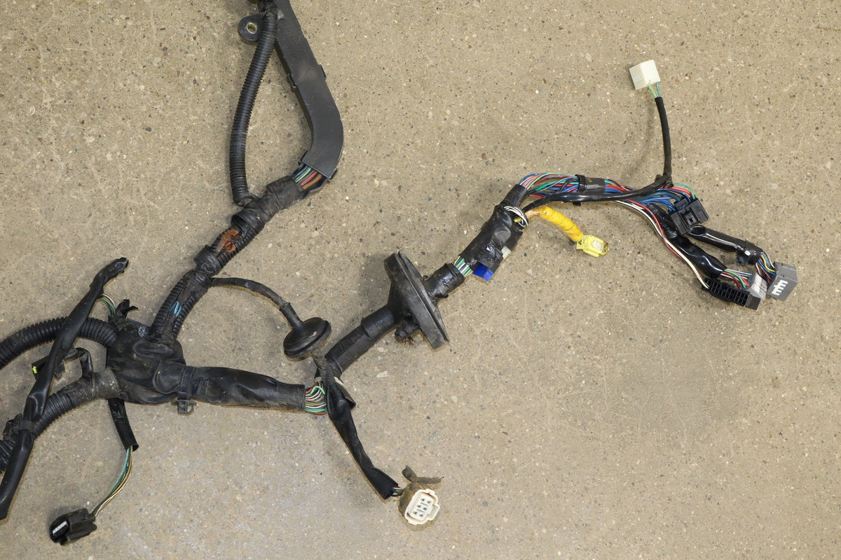 1998-2002 Toyota Land Cruiser Lexus LX470 4.7L 2UZ-FE Engine Fuse Box