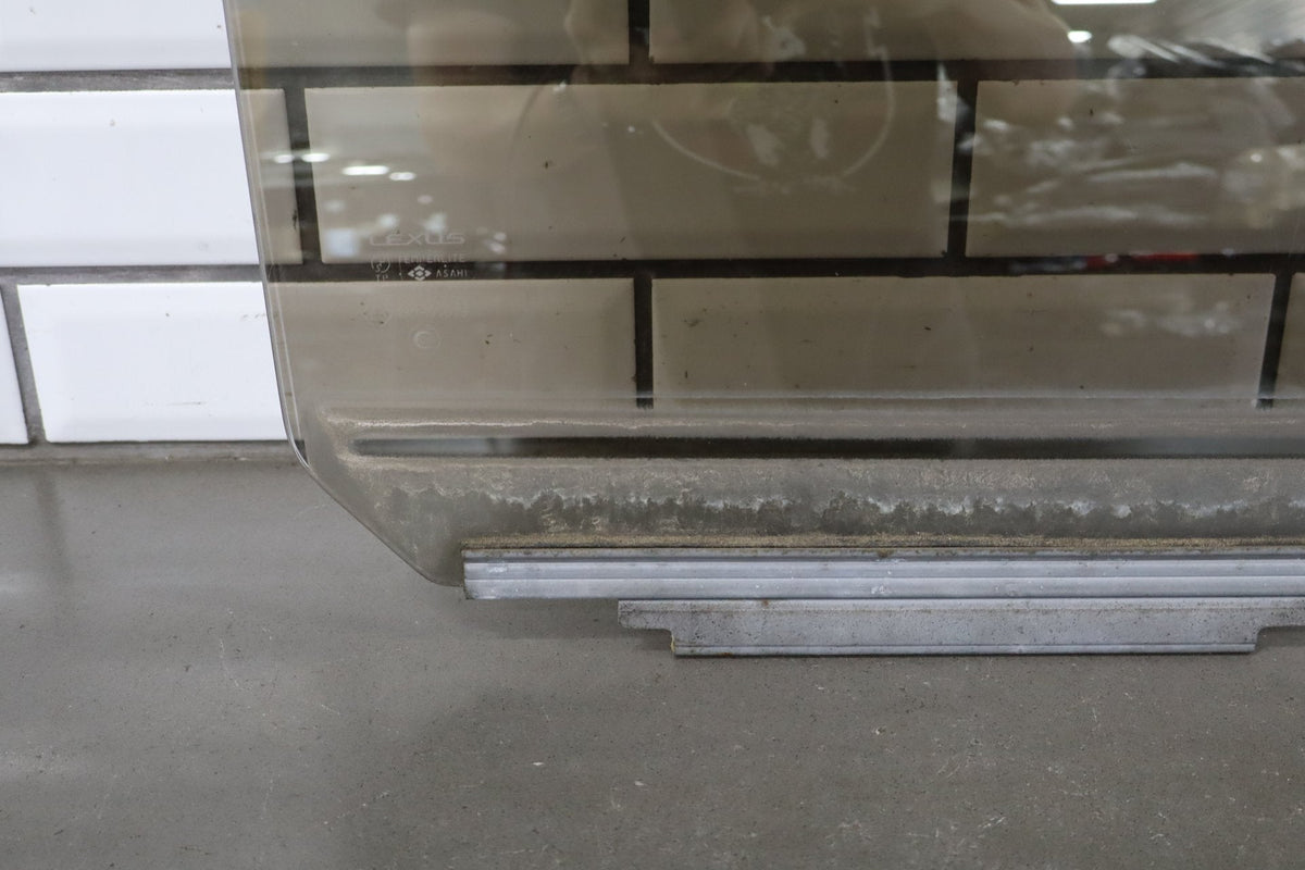 1998-2003 Lexus LX470 Right Rear Door Window 6811360270 OEM