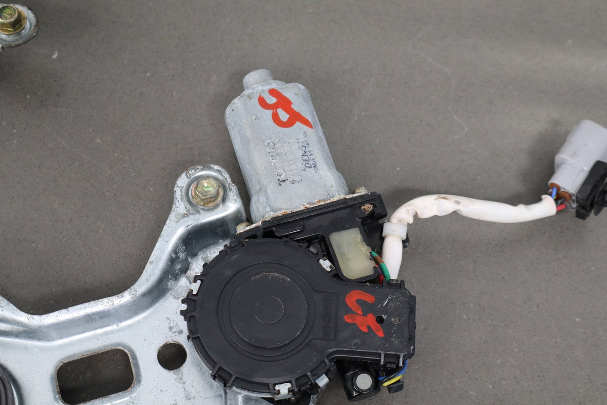 1998-2007 Lexus LX470 Left Front Door Regulator 6980260070 OEM