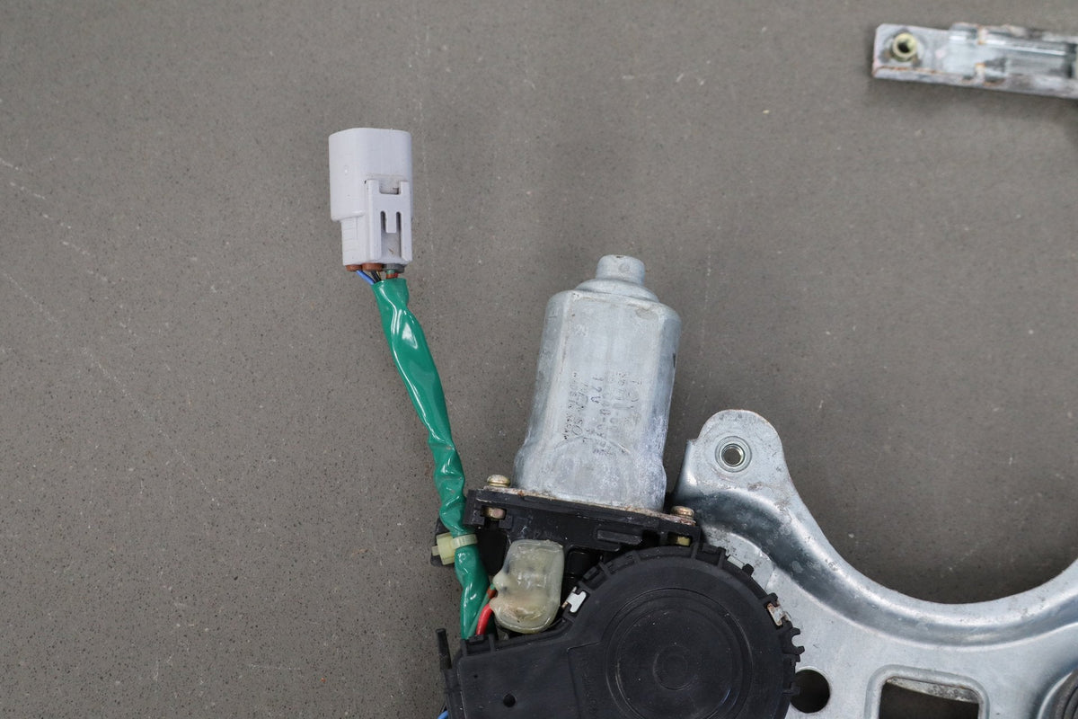 1998-2007 Lexus LX470 Right Front Door Regulator 6980160070 OEM
