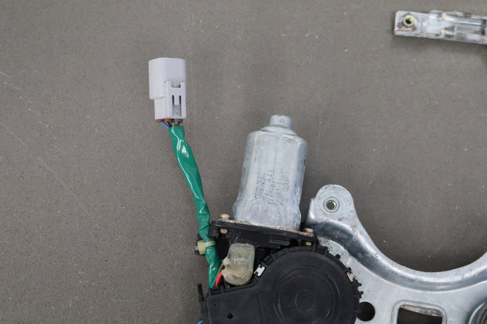 1998-2007 Lexus LX470 Right Front Door Regulator 6980160070 OEM