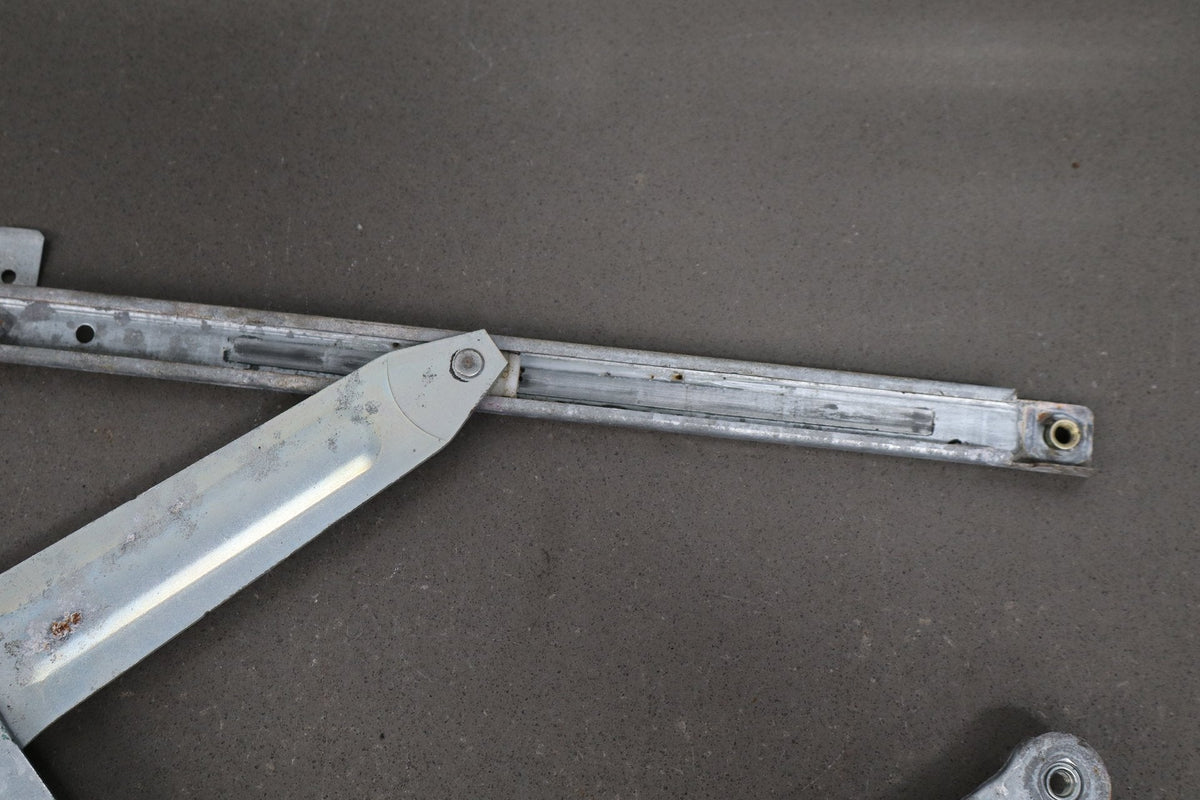 1998-2007 Lexus LX470 Right Front Door Regulator 6980160070 OEM