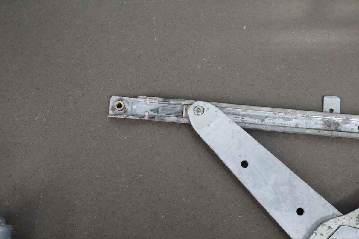 1998-2007 Lexus LX470 Right Front Door Regulator 6980160070 OEM