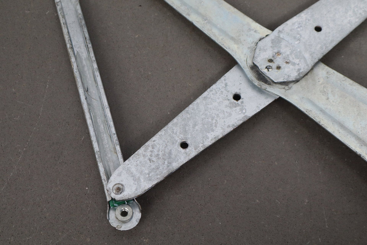 1998-2007 Lexus LX470 Right Front Door Regulator 6980160070 OEM