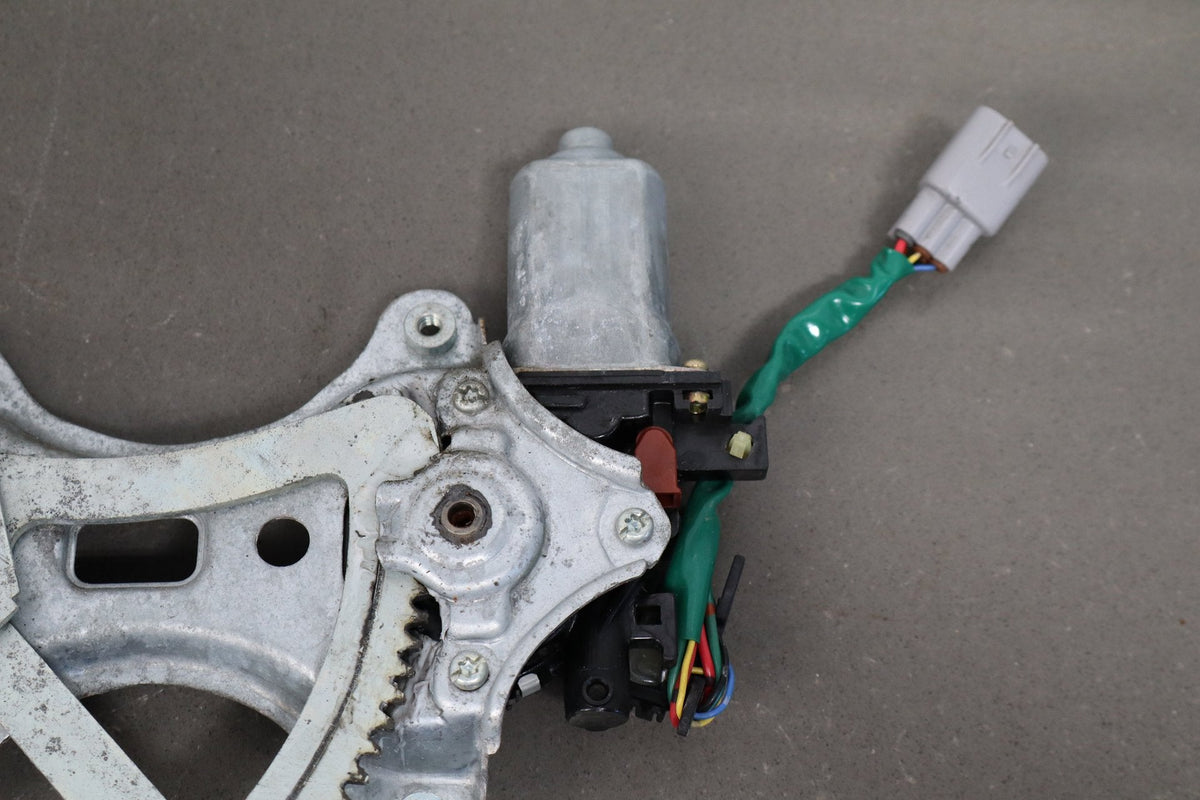 1998-2007 Lexus LX470 Right Front Door Regulator 6980160070 OEM
