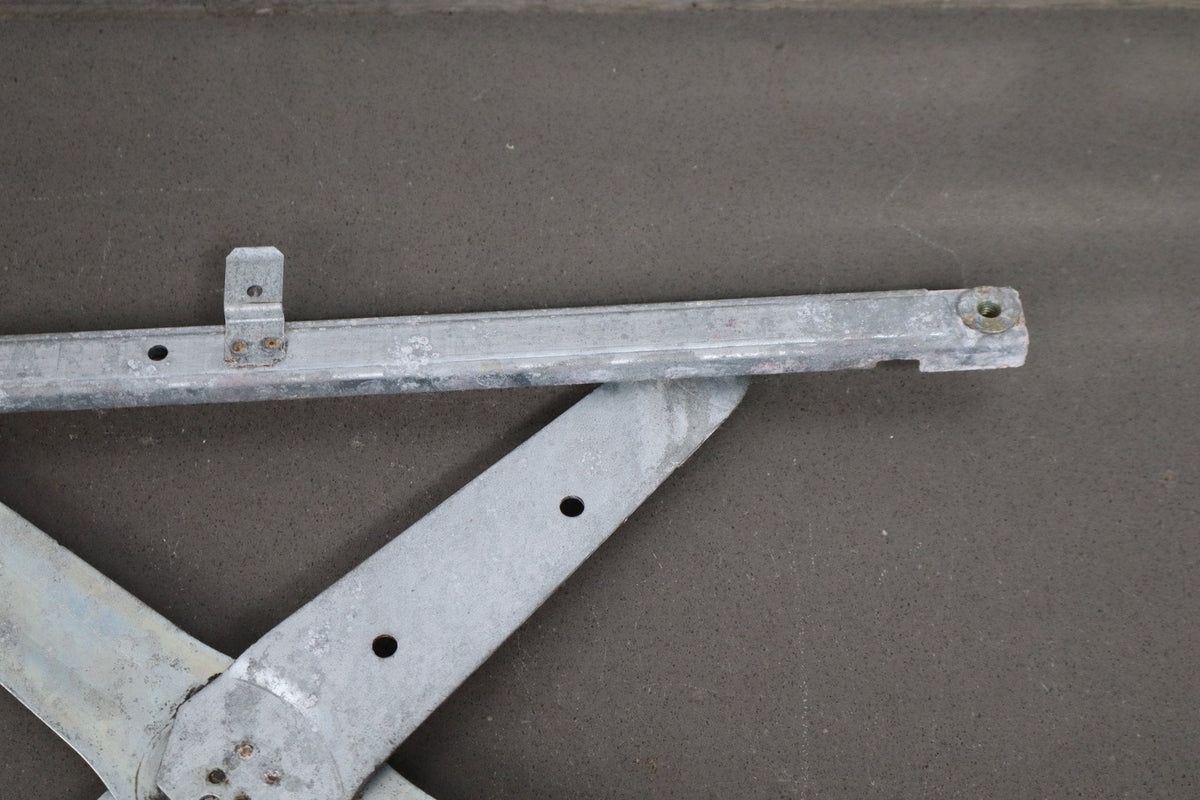 1998-2007 Lexus LX470 Right Front Door Regulator 6980160070 OEM