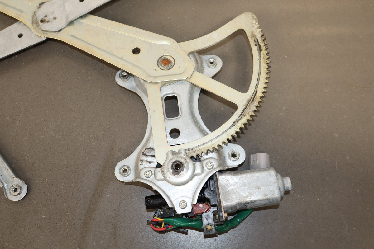 1998-2007 Lexus LX470 Right Front Door Regulator 6980160070 OEM