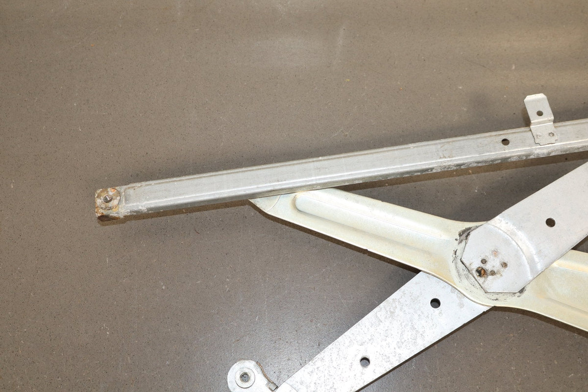 1998-2007 Lexus LX470 Right Front Door Regulator 6980160070 OEM