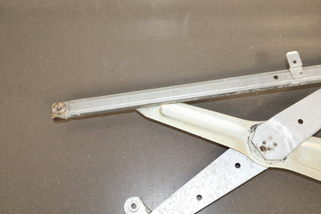 1998-2007 Lexus LX470 Right Front Door Regulator 6980160070 OEM