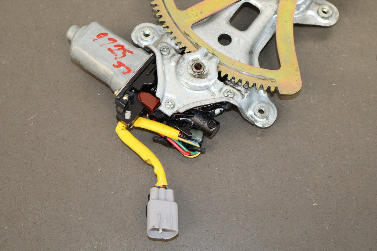 1998-2007 Toyota Land Cruiser Left Front Door Regulator 6980260070 OEM