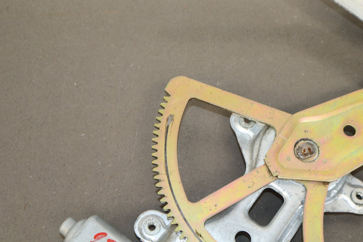 1998-2007 Toyota Land Cruiser Left Front Door Regulator 6980260070 OEM