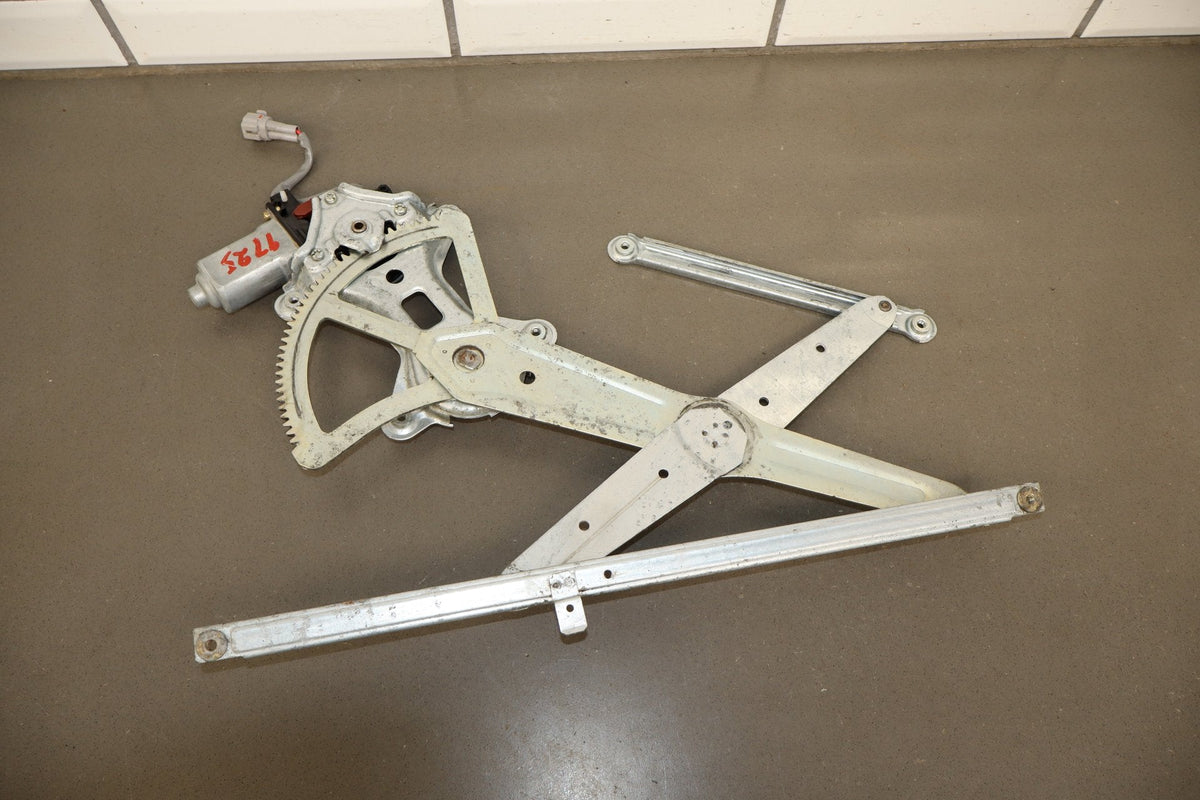 1998-2007 Toyota Land Cruiser Right Front Door Regulator 6980160070 OEM