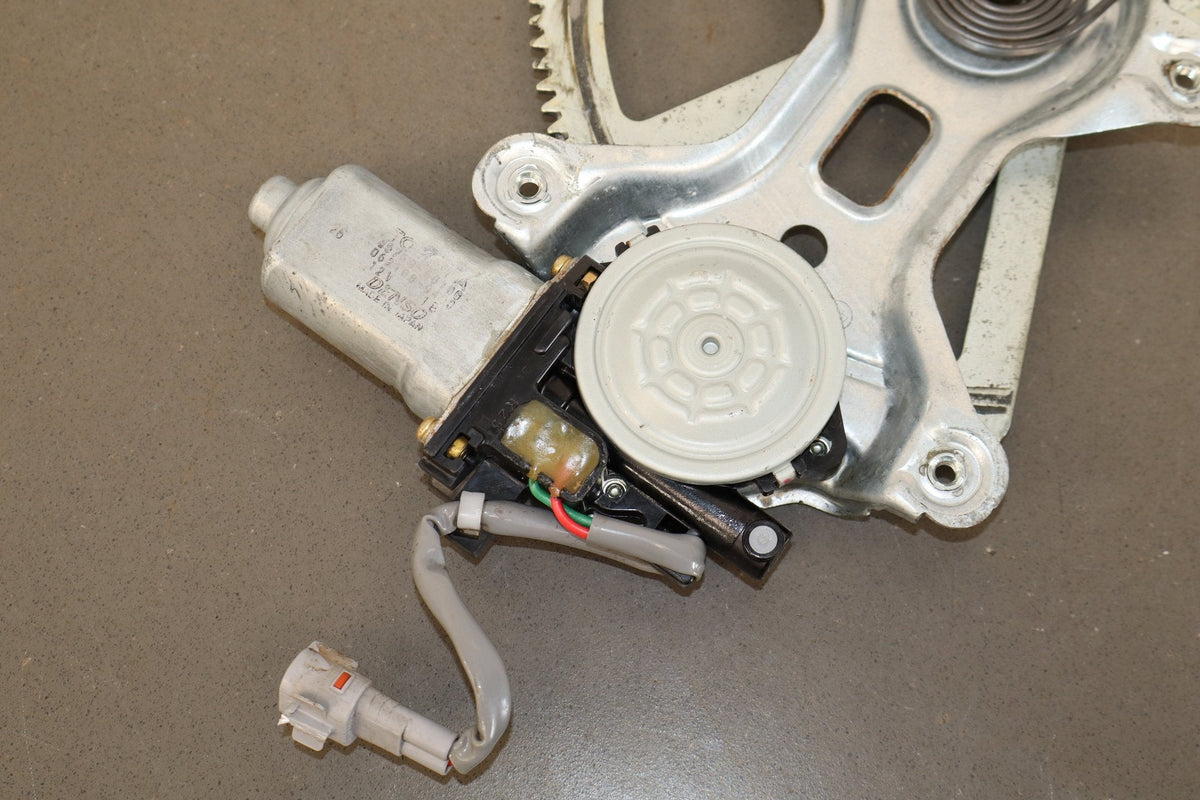1998-2007 Toyota Land Cruiser Right Front Door Regulator 6980160070 OEM
