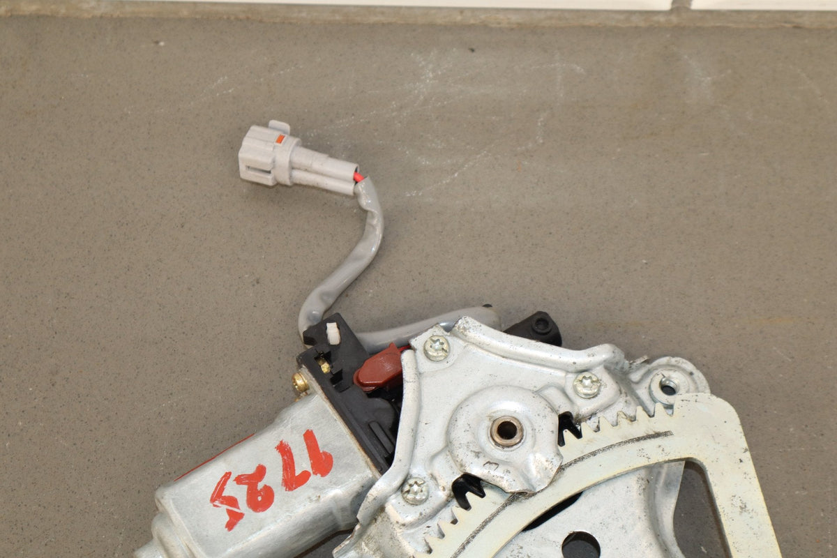 1998-2007 Toyota Land Cruiser Right Front Door Regulator 6980160070 OEM