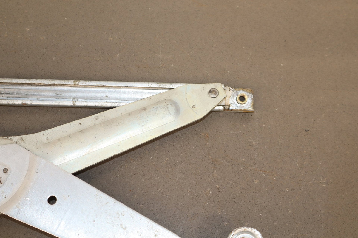 1998-2007 Toyota Land Cruiser Right Front Door Regulator 6980160070 OEM