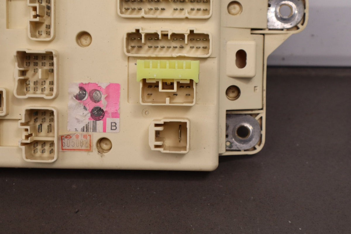 1998 Lexus LX470 J100 4.7L Cabin Fuse Box