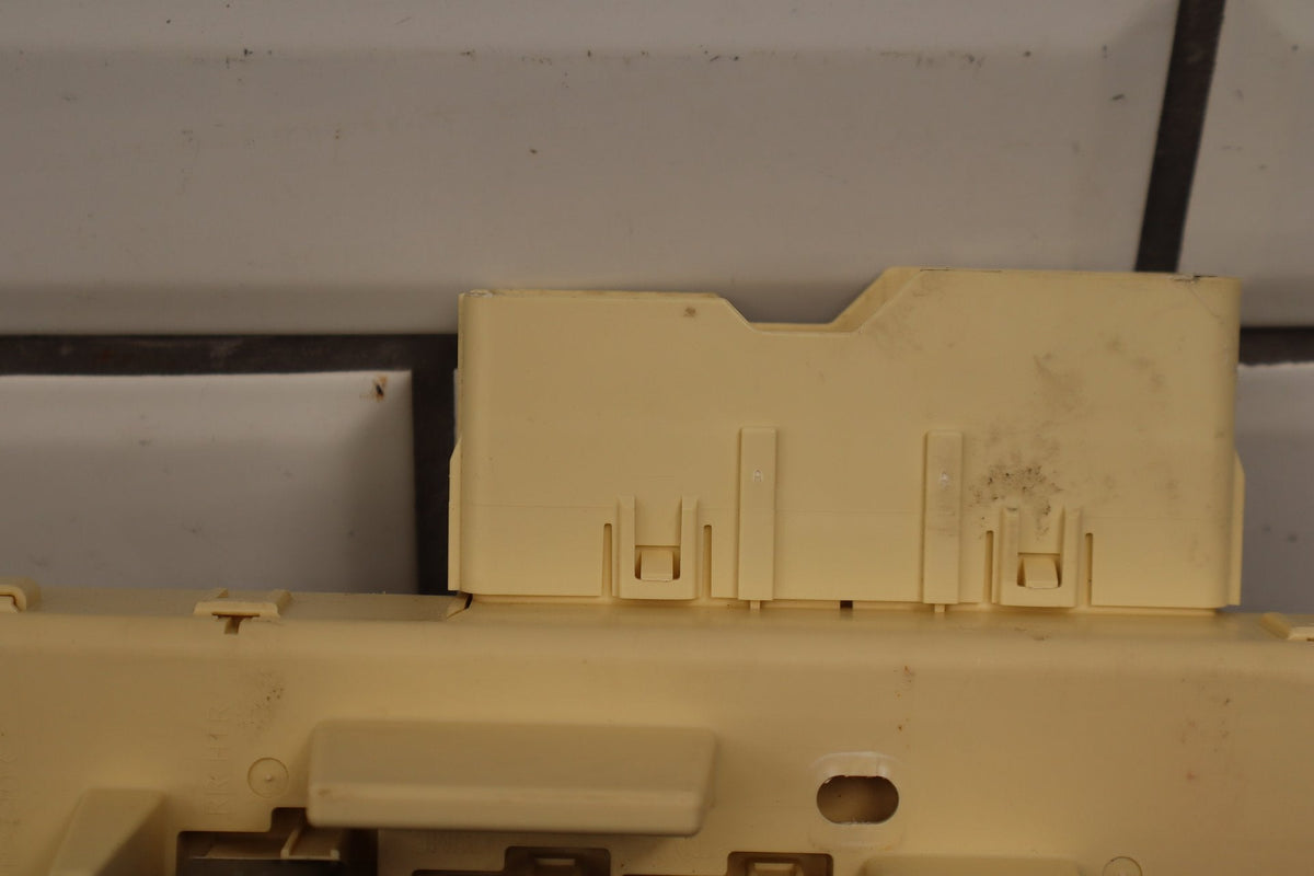 1998 Lexus LX470 J100 4.7L Cabin Fuse Box