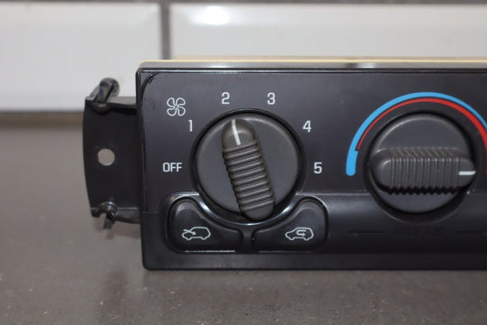 1999 - 2002 Chevrolet Silverado 2500 Climate Control 15054698 OEM