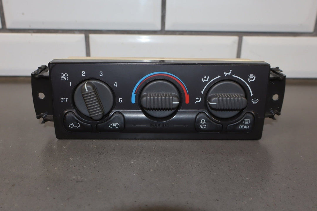 1999 - 2002 Chevrolet Silverado 2500 Climate Control 15054698 OEM