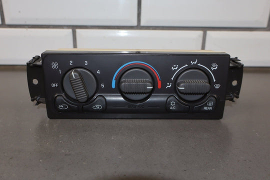 1999 - 2002 Chevrolet Silverado 2500 Climate Control 15054698 OEM