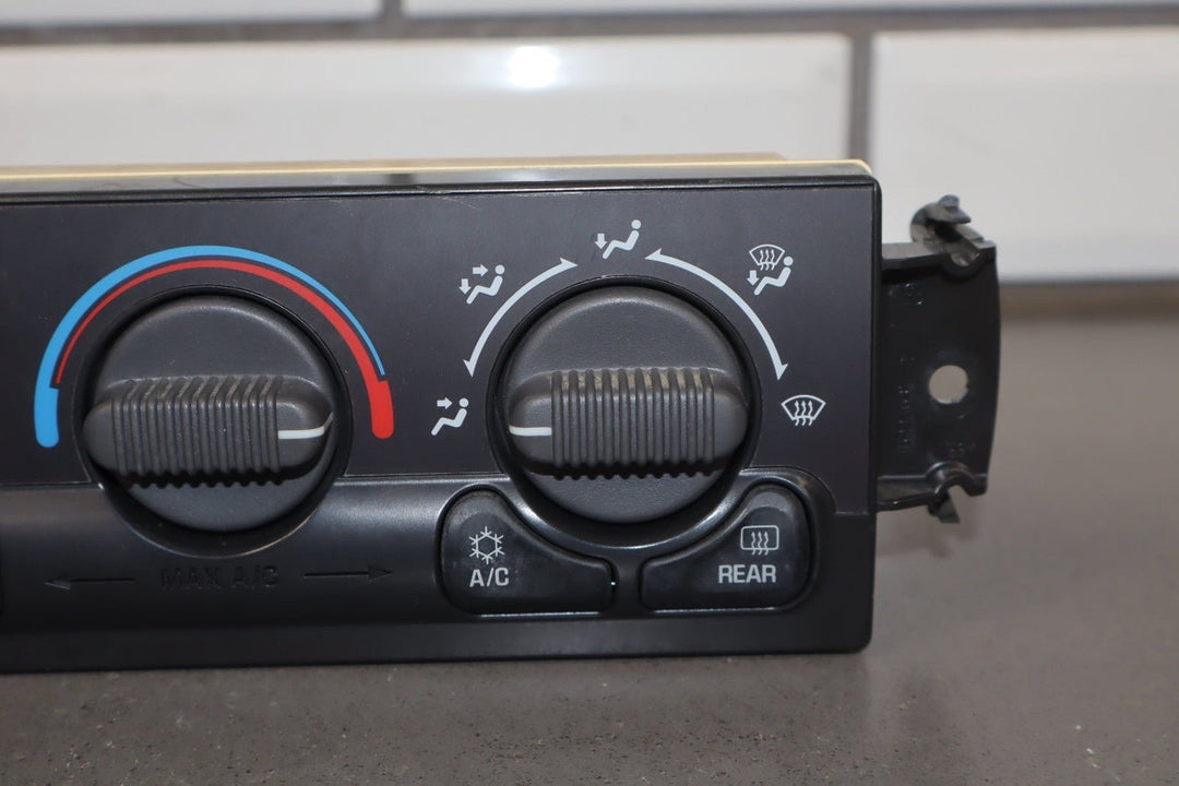 1999 - 2002 Chevrolet Silverado 2500 Climate Control 15054698 OEM