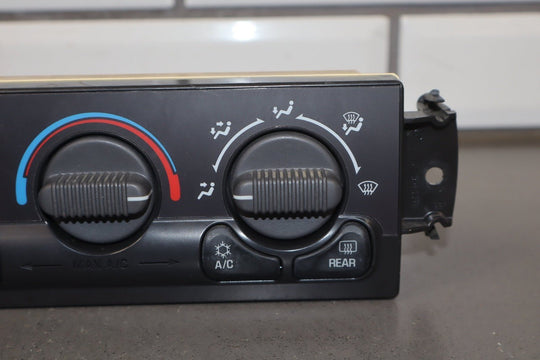 1999 - 2002 Chevrolet Silverado 2500 Climate Control 15054698 OEM