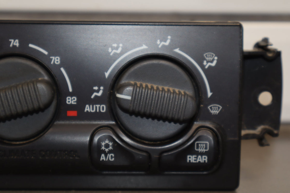 1999-2002 Chevrolet Silverado 3500 Climate Control 19244874 OEM