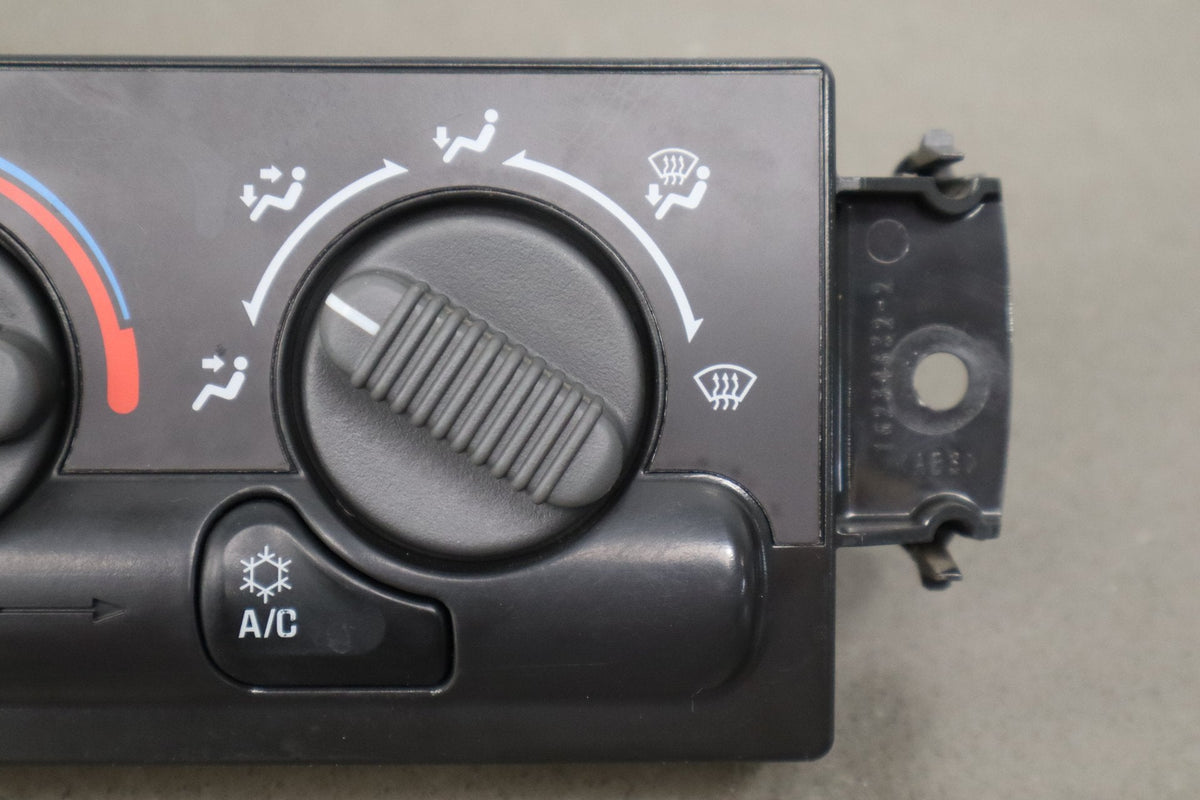 1999-2002 Chevrolet Silverado Climate Control 15054697 OEM