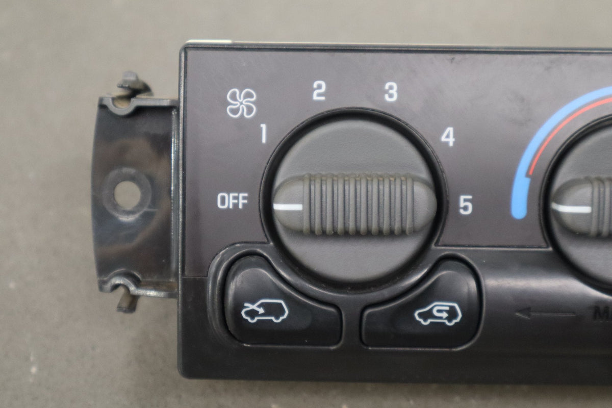 1999-2002 Chevrolet Silverado Climate Control 15054697 OEM