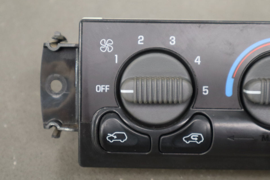 1999-2002 Chevrolet Silverado Climate Control 15054697 OEM