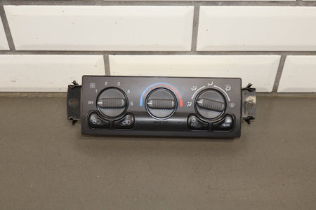1999-2002 Chevrolet Silverado Climate Control 19244874 OEM