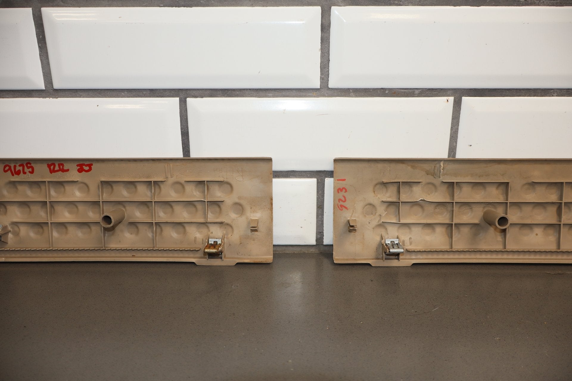1999-2004 Ford F-350 Super Duty Crew Cab OEM Sill Plates Medium Parchment ()