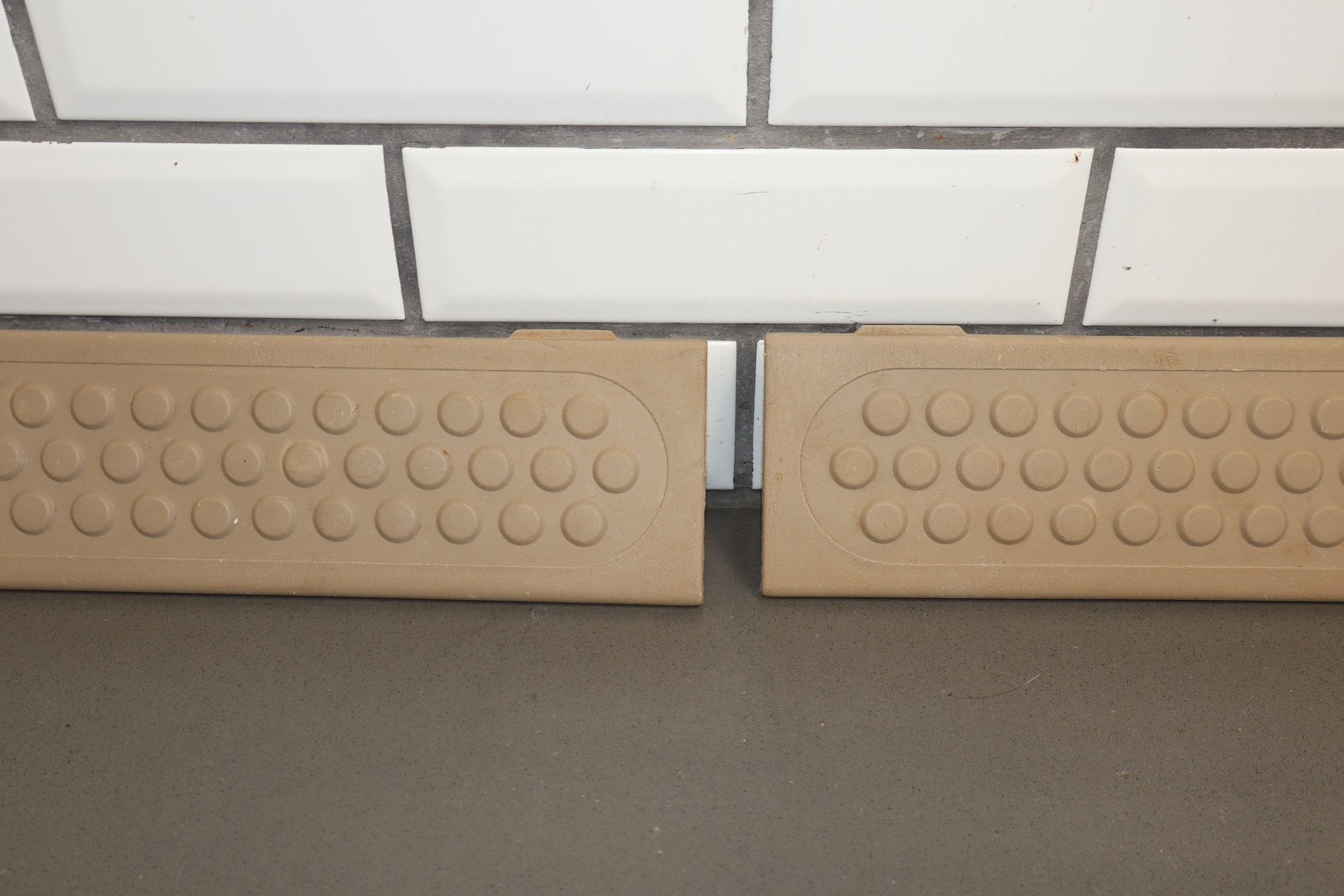 1999-2004 Ford F-350 Super Duty Crew Cab OEM Sill Plates Medium Parchment ()