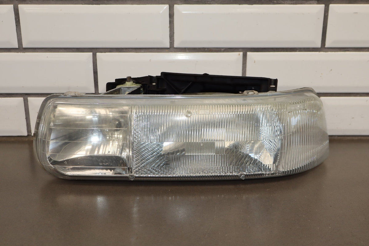 1999-2006 Chevrolet Silverado Left Headlamp 16526133