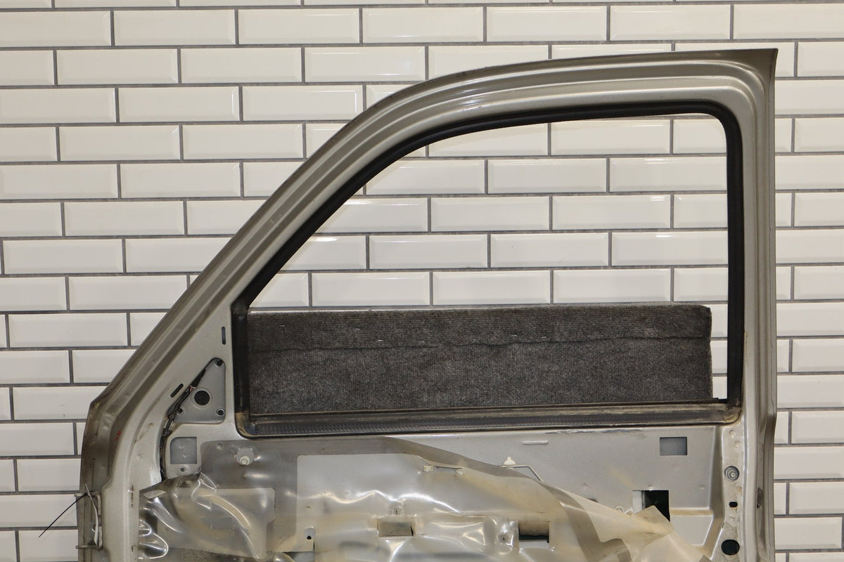 1999-2007 Chevrolet Silverado 2500 GMT800- Right Front Door PN: 15017224