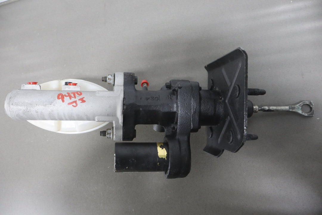 1999 - 2007 Chevrolet Silverado 2500 HD Power Brake Booster 15861643 OEM