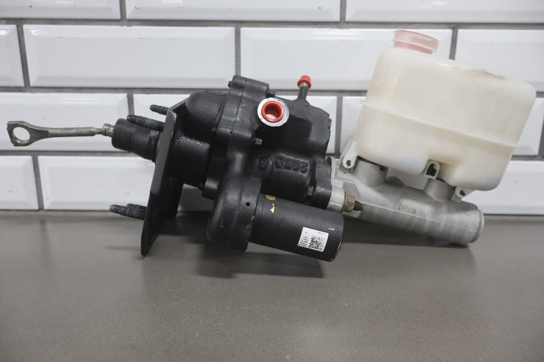 1999 - 2007 Chevrolet Silverado 2500 HD Power Brake Booster 15861643 OEM