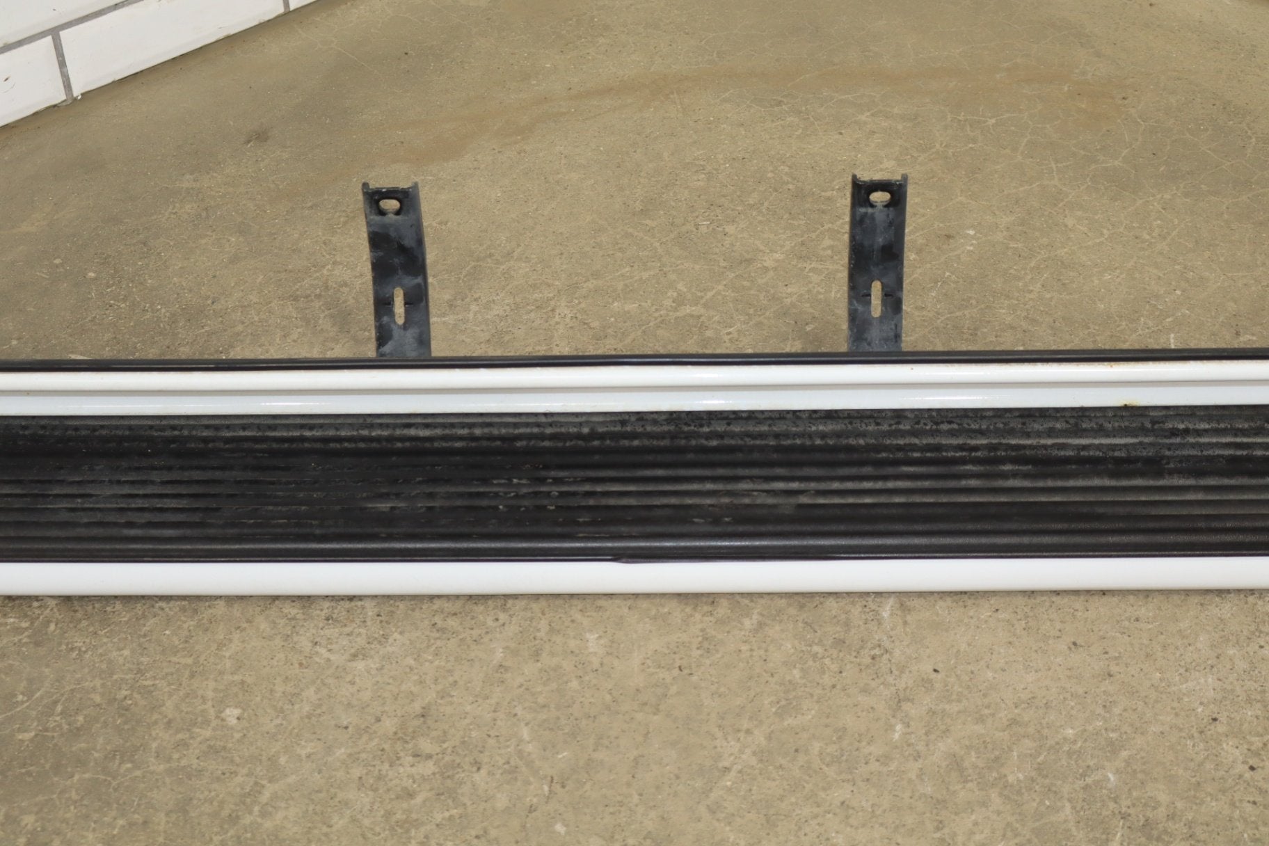 1999 Cadillac Escalade GMT400- Left/Right Running Board Pair Olympic White (50)