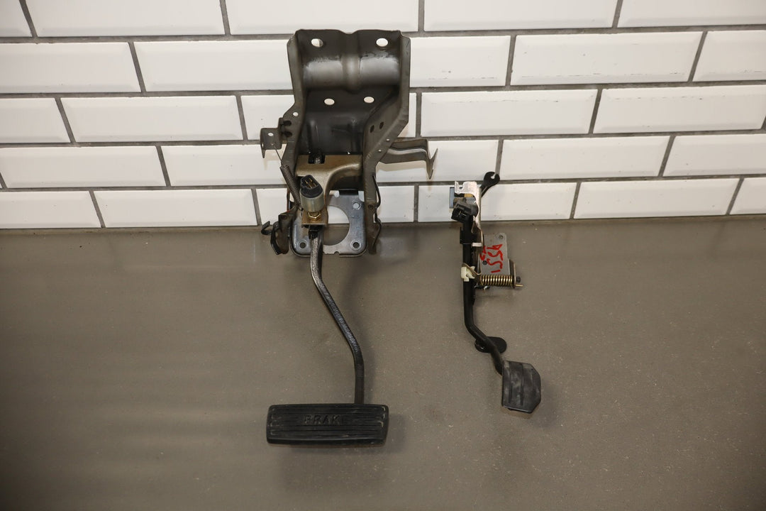1999 Isuzu Trooper Throttle, Brake Pedals OEM