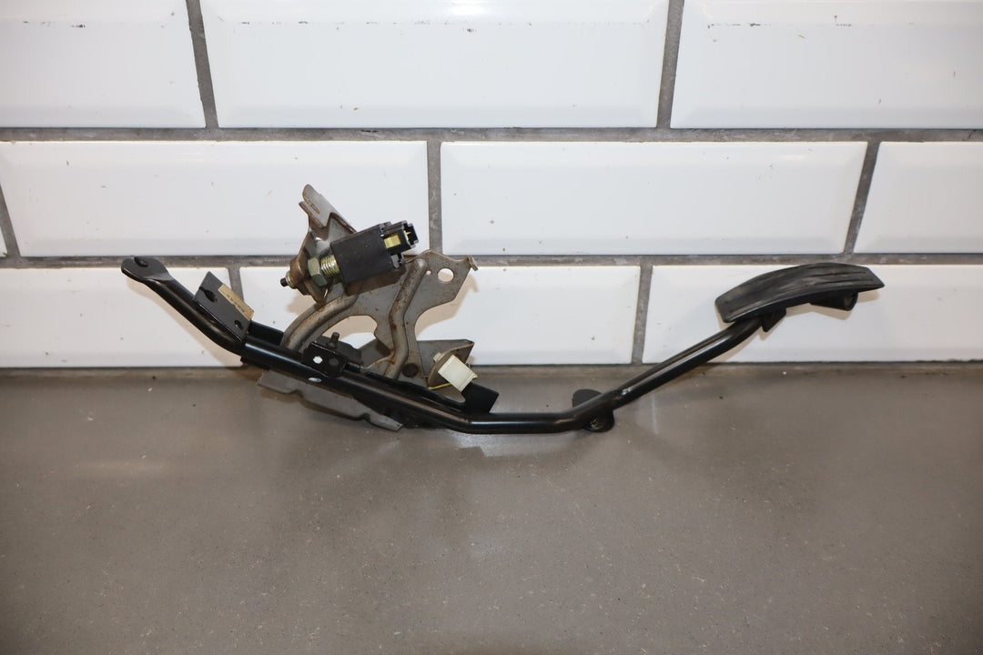 1999 Isuzu Trooper Throttle, Brake Pedals OEM